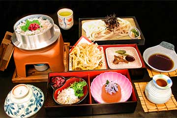 【さいたま新都心発】静岡 メロンの王様 夢のマスクメロン１玉狩り（持ち帰り）と さらに完熟桃１箱のお土産付き！旅フルコース日帰り３食付き3