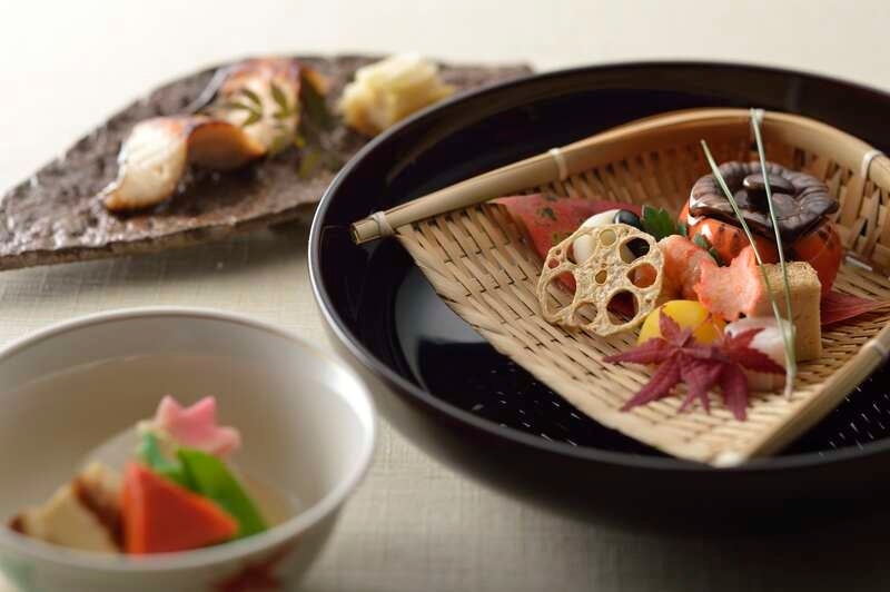 【新千歳空港発】 【ワンランク上の旅】【大型バス30名様限定】～京都東急ホテル３連泊・ゆったり巡る春の京都～桜１２景・嵯峨野トロッコ列車～（４日間）3