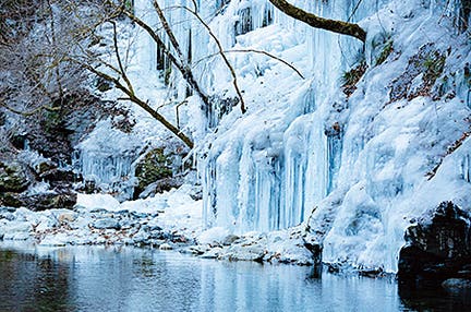 西船橋発 冬の風物詩!!三十槌の氷柱ライトアップ&パワースポット三峯神社 日帰り 限られた時期しか見ることの出来ない幻想的な氷の絶景!