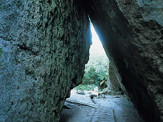 【那覇発/半日南部観光】ラドＯＳＢ号『斎場御嶽＆みーばるビーチグラスボート付コース』★「斎場御嶽」→「新原(みーばる)ビーチグラスボート乗船＆散策」★※斎場御嶽入場料は含まれておりません。★￥3,500～￥3,700★3