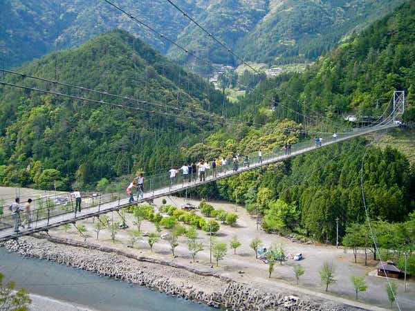 【和歌山県内発】 個人では行きづらい関西の絶景スポット！面不動鍾乳洞＆谷瀬の吊り橋　日帰り3