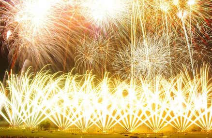 [横浜発]100年以上の歴史を持つ関東屈指の花火大会「第110回記念 足利花火大会」圧巻の規模とクライマックスのワイドスターマインは必見！日帰りバスツアー