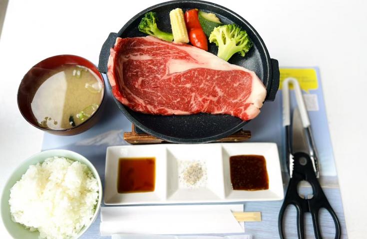 [上野/新宿発]訪れたいスポットとして人気の富士山と忍野八海をめぐり日本最大級のプレミアムアウトレットまで！山梨県ご当地ブランド牛の甲州ワインビーフのステーキに舌鼓！ 大満喫日帰りバスツアー！(韓国語ガイド付)3