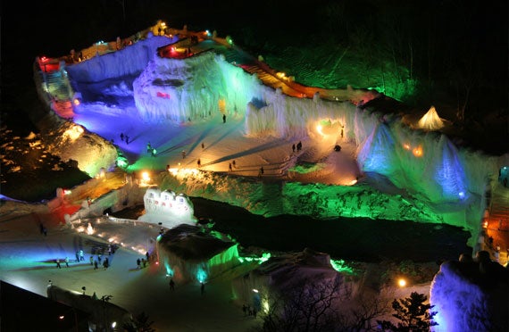 【層雲峡発・旭川着/日帰りバスツアー】流氷砕氷船『ガリンコ号III・IMERU』乗船と昼食は新鮮な海鮮丼に舌鼓！幻想的な氷の祭典・ライトアップ層雲峡氷瀑まつり3