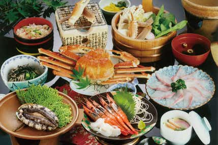 <京都>本場丹後で冬の味覚と絶景満喫の1日 豪華海鮮!かに・ぶり・あわび御膳 ズワイガニ姿付き!【明石・三宮出発】