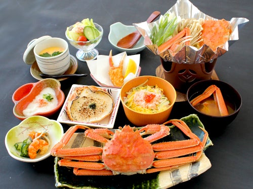 【名古屋・一社発】丸ごと蟹1杯付き！蟹10品会席と本ズワイガニ食べ放題＆干支詣＆初詣付きミステリーツアー1