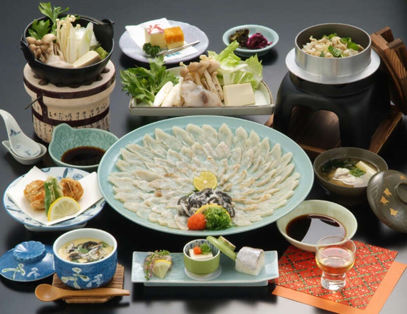 【JR広島駅発】ふぐ薄造り大皿盛り８０切れ！贅沢ふぐ三昧フルコースin長門湯本温泉　日帰り1