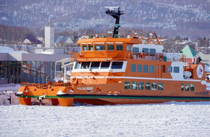 [札幌発]北海道の冬しか見られない大迫力の流氷体験！新造船・流氷砕氷船『ガリンコ号III・IMERU』乗船体験と昼食はオホーツクの味覚が詰まったカニ・いくら・ほたてが入った豪華流氷丼に舌鼓2