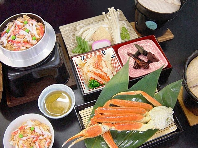 ■【静岡】＜平日出発限定＞花咲く早春の河津桜まつり！旬のいちご狩り食べ放題＆昼食は「カニ尽くし膳」心ときめく贅沢な春旅へ♪2