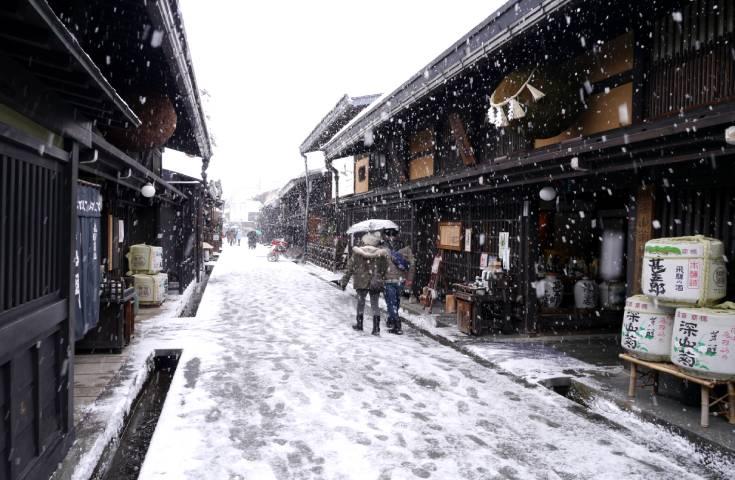 [名古屋11時発]期間限定！！2027年「世界遺産・白川郷ライトアップ」と高山古い街並み散策！夕食は古民家レストランで絶品の飛騨豚定食をご堪能！3