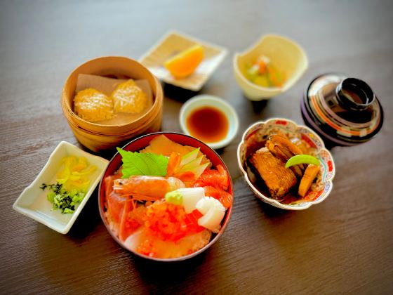 【バスハイク／添乗員同行／福岡(天神)発】 母の日に贈る癒しの一日 ポピーとバラの競演＆人気の抹茶挽き体験 嬉しい３つのお土産付き！ ①旬のビワ ②感謝を込めてカーネーション ③嬉しい野菜約500g2