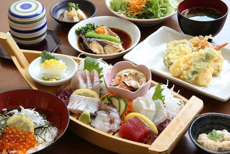 【光・下松・徳山発】つやざき漁港食堂・空と海で食す豪快漁港めし＆旧伊藤伝右衛門邸「座敷雛」　日帰り1