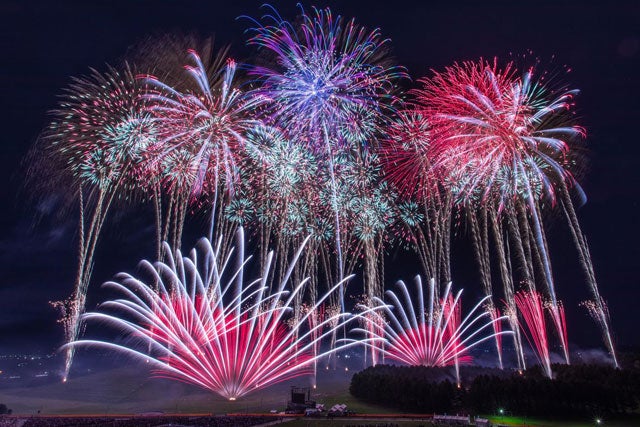 ★9/5(土)催行決定★【札幌市内発/芝席プラン】広大なモエレ沼公園を活かした壮大な芸術花火を堪能♪北海道芸術花火 日帰りバスツアー2