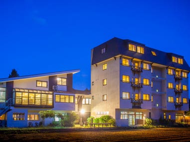 【長野駅】朝出発　バスで行く　スコーレ白馬　２泊（夕食なし朝食付）白馬岩岳スノーフィールドリフト券付宿泊パック／３日目も利用できるリフト券に変更も可能／スキー場目の前の好立地ホテル。温泉露天風呂もある人気のお宿