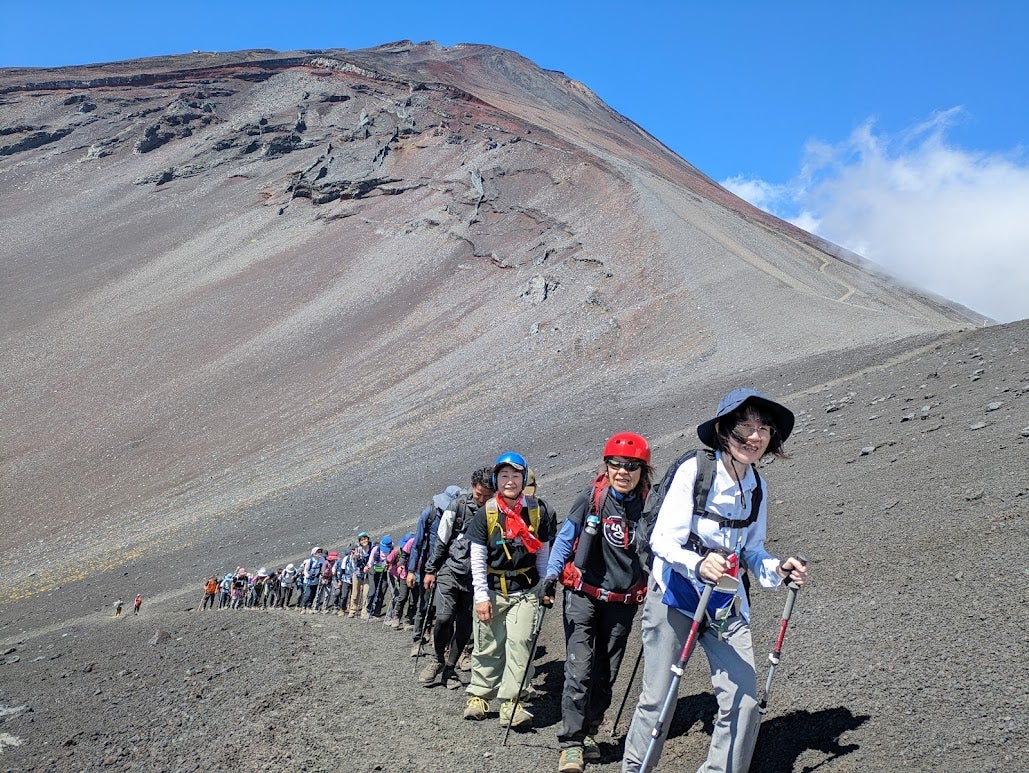 絶景の宝永火口と大砂走りトレッキングバスツアー
〜富士山宝永山〜2
