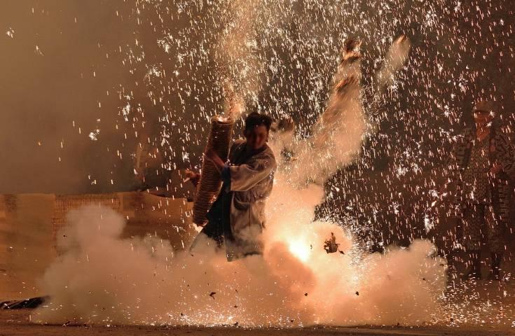 [名古屋発]第31回炎の祭典 三河伝統の手筒花火観賞(イスS席)日帰りバスツアー！みかん狩りやあさり釜飯とガマゴリうどん鍋の昼食に舌鼓も！3