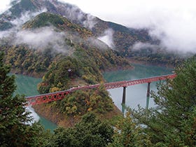 湖に浮かぶ奥大井湖上駅と富士山と駿河湾を一望ホテルアンビア松風閣