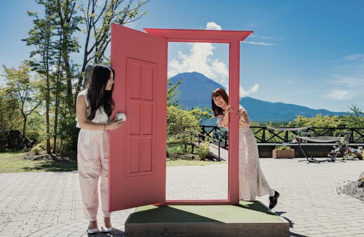 【早割30】[新宿発]山梨静岡いいとこどり★新登場！贅沢【ホテルランチビュッフェ】×真っ赤な初夏の宝石【さくらんぼ狩り食べ放題】で季節感じるダブル食べ放題！富士山一望デッキのあるハーブの庭園散策にお買い物まで♪3
