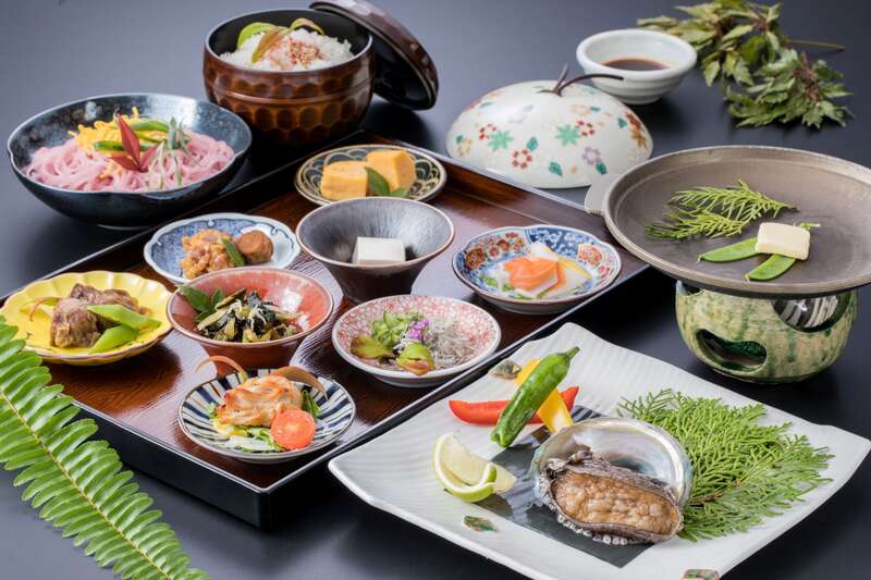 【京都・滋賀発】約1ｋｇのお持ち帰り付！あら川の桃狩りと白崎海洋公園　和歌山・日帰り1