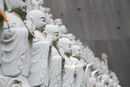 【バスハイク/添乗員同行/福岡(天神)・基山発着】 新春!ぽかぽか旅 高塚地蔵尊 初詣と湯布院さんぽ ~ゆふいん山水館でランチバイキングと日帰り入浴♪~