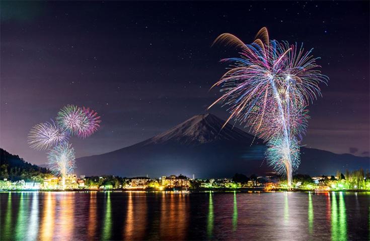 【早割30】[横浜発]夜空に打ちあがる『河口湖冬花火』鑑賞＆熱々『神戸牛しゃぶしゃぶ御膳』をご賞味、南アルプスの新名所fumottoでの買い物やチョコレートファウンテンも楽しめるイチゴ狩り食べ放題で満喫の日帰りバスツアー！1