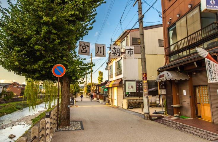 [名古屋発]日本の古い町並みがの多く残る高山とユネスコ世界遺産登録の白川郷へお立ち寄り 昼食は「飛騨地方」で育てられている「飛騨豚ランチ」をご用意！歴史的文化探訪の日帰りツアー(英語ガイド付)2