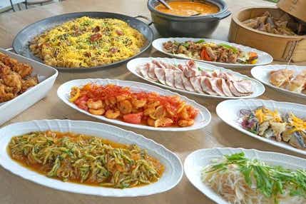 【徳山駅発】 人気のビーチリゾート糸島ランチビュッフェと錦に染まる雷山千如寺大悲王院の紅葉　日帰り