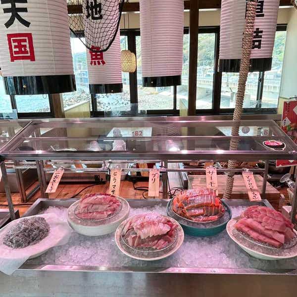 【東京都内発※町田を除く】 日本初の「漁港の駅」de厚切りお刺身含むランチビュッフェと 今年OPEN湘南初「道の駅湘南ちがさき」2