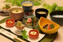 【岡崎発】＊日帰り昼食付*『舞妓さんと京料理＆世界遺産 醍醐寺の紅葉』2