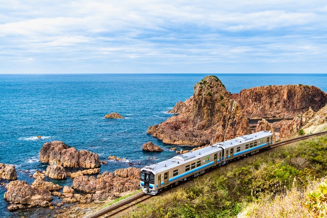 【秋田市内～井川さくら発】 日本三大霊場恐山と青森絶景スポット巡り「青池」「高山稲荷」「JR五能線」 2日間2