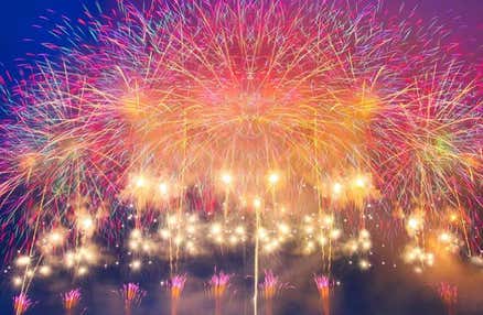 [西梅田発]特選！≪ホテル屋上のイス席から大花火を堪能！≫打ち上げ数日本最大級「諏訪湖祭 湖上花火大会」日帰りバスツアー(RAKO華ノ井ホテル屋上イス席プラン)