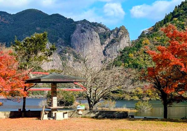 《旅サラダプラス》紅葉美しい秘境杣の大吊橋と日向ダムのハート岩3