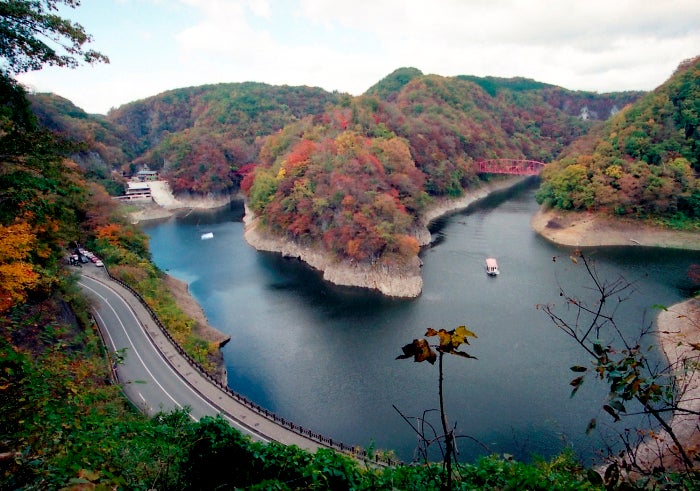 【JR広島駅発】紅葉の帝釈峡・神龍湖クルーズと秋の味覚・りんご狩り　日帰り2