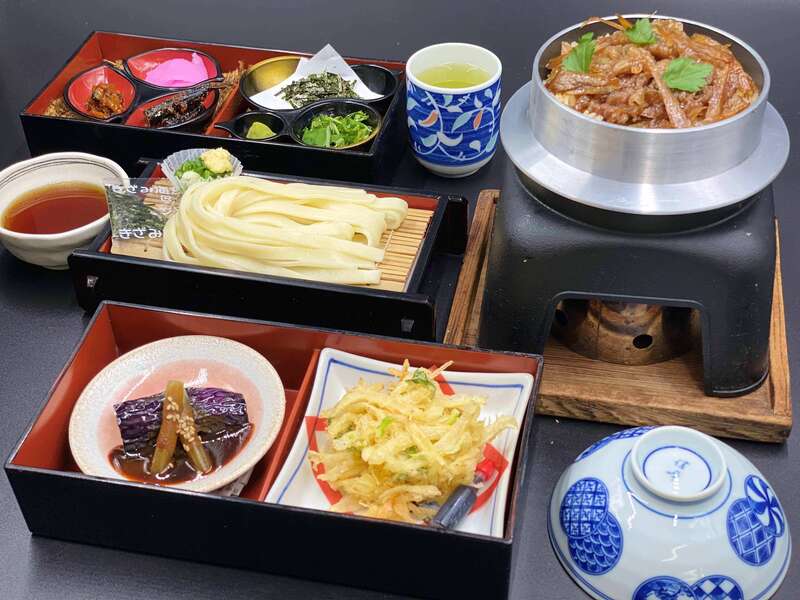 【福井県内発】 初秋のフルーツ紀行　巨峰ぶどう狩り食べ放題・梨狩り2玉お持ち帰りと蒲郡・近江牛又はうなぎ釜飯・選べるランチ　日帰り3