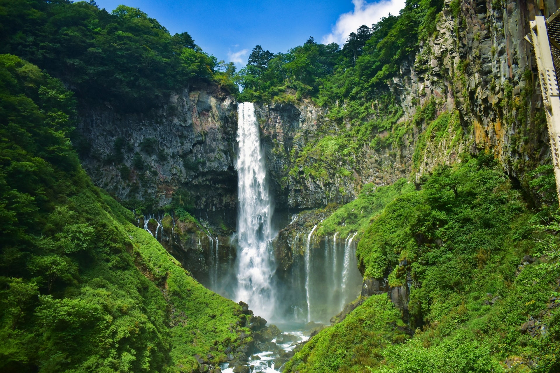『「華厳の滝」「湯滝」紅葉彩る奥日光2名瀑めぐり＆澄み渡る湖面と男体山の絶景広がる中禅寺湖』【小作 出発】1