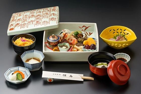 【バスハイク／添乗員同行／天神(福岡)発着／40名様限定募集】 <1日限りの特別企画>有田日帰りツアー 三里やきものがたり 十五代 酒井田柿右衛門氏を訪ねる 有田焼の旅 有田焼の絵柄をプリントしたやきもの風のお菓子付き♪1