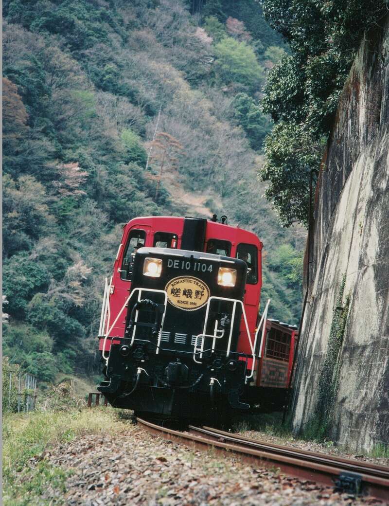 【鳥取駅発】 京の奥座敷・高雄川床料理と 嵯峨野トロッコ列車　日帰り1