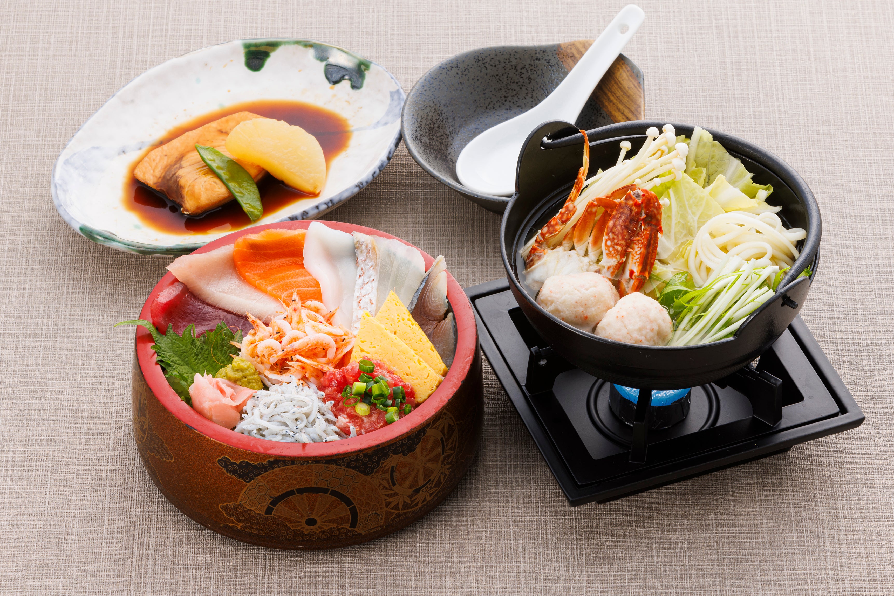 【静岡県内発】 日本最大級！32段1,200体 ひな飾り！「可睡斎」ひなまつりと久能山石垣いちご狩り食べ放題  10種海鮮丼とカニ漁師鍋の昼食2