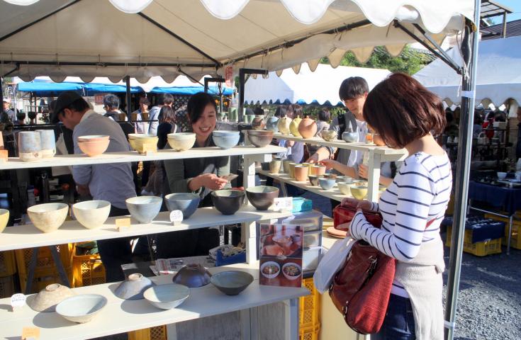[横浜発]＜嬉しいお荷物預かりサービス付＞第114回益子秋の陶器市へ行こう。たっぷり5時間滞在*！【1名様から出発保証】3