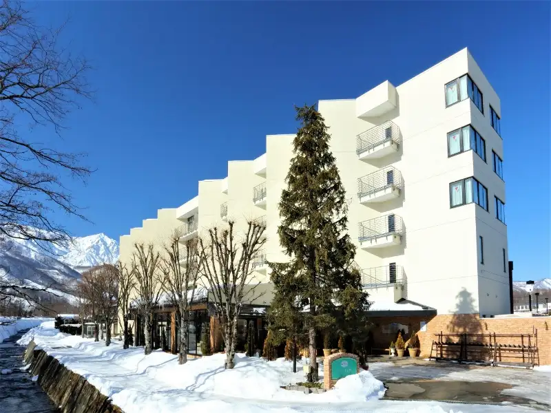 朝発バス／東京発　ホテル白馬　岩岳スノーフィールド　選べるリフト券｜白馬・みそら野にブナの森の中に佇む　安らぎに満ちた天然温泉リゾート1