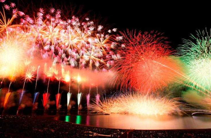[東京/新宿発]≪イス･テーブル席で観覧≫必見海中空スターマインと尺玉100発一斉打ちが圧巻の「ぎおん柏崎まつり海の大花火大会」を日帰りバスツアーで見に行こう！2