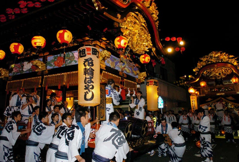 【秋田市内～井川さくら発】 桟敷席より見物　豪華絢爛な１０町内の屋台が地区内を巡行！花輪祭の屋台行事「花輪ばやし」 復路夜行2日間2