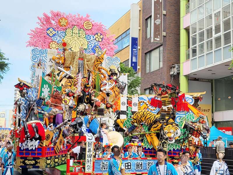 【秋田エリア発】 300年の歴史と伝統を誇る豪華絢爛だし絵巻　八戸三社大祭 日帰り1