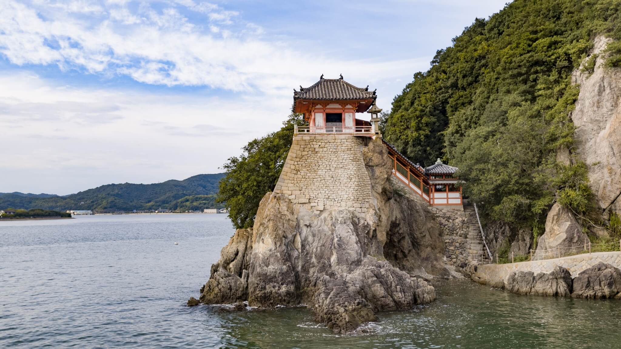 初夏の風物詩　勇壮な海上絵巻「鞆の浦・観光鯛網」と断崖に建つ朱塗りの「阿伏兎観音」3