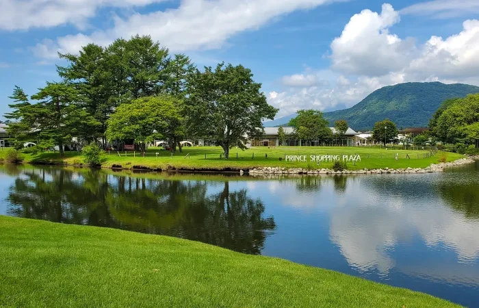 【横浜発】旧軽井沢散策＆お買い物 人気の高原リゾート「軽井沢」のリゾートアウトレットショッピングとぶらり「旧軽井沢」でゆったり散策♪1