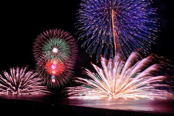 【和歌山県内発】 今年は日曜日開催！「有料浜席」で観る！熊野大花火大会＜復路夜行＞2日間1