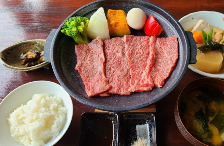 [名古屋11時発]期間限定！！2026年「世界遺産・白川郷ライトアップ」と高山古い街並み散策！夕食は古民家レストランで絶品の飛騨牛定食をご堪能！3