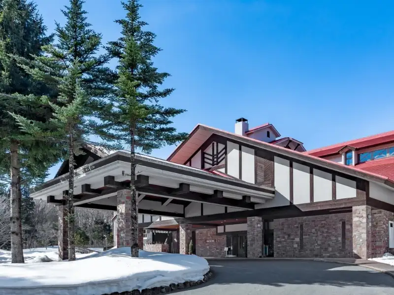 朝発バス／東京発　白馬東急ホテル　八方尾根スキー場　北アルプスの麓に佇む山岳リゾートホテル！落ち着いたムードと自然と調和した格式のあるゲストルームでお過ごしください。1