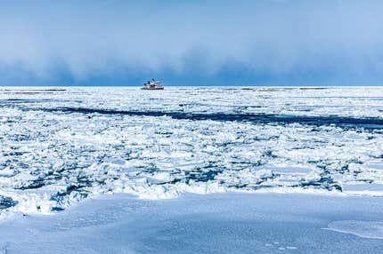<ひとりの贅沢>『さっぽろ雪まつり&流氷クルーズ&阿寒湖冬華火 一度に満喫!優雅なる北海道 冬の風物詩3日間』 バス1人2席・1名1室確約