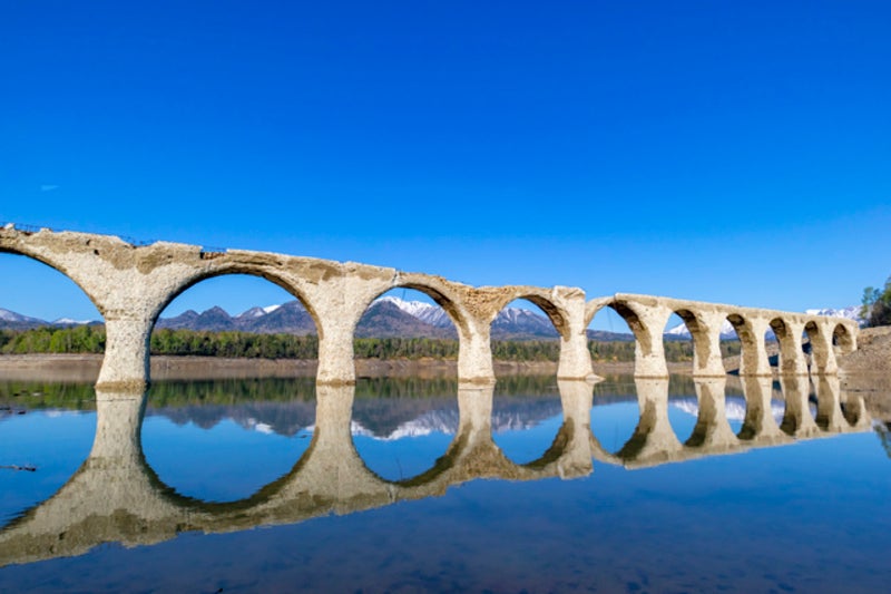 【高松空港発】 初夏の北海道１2景４日間　トマム「雲海テラス」・幻の「タウシュベツ川橋梁」　全室スイートルームの「リゾナーレトマム」＆層雲峡温泉・登別温泉に宿泊　十勝・富良野・美瑛1